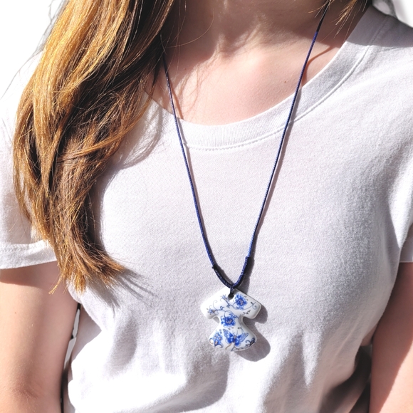 Hand Crafted Blue & White Porcelain Chinoiserie Pendant Necklace - Picture 4 of 5